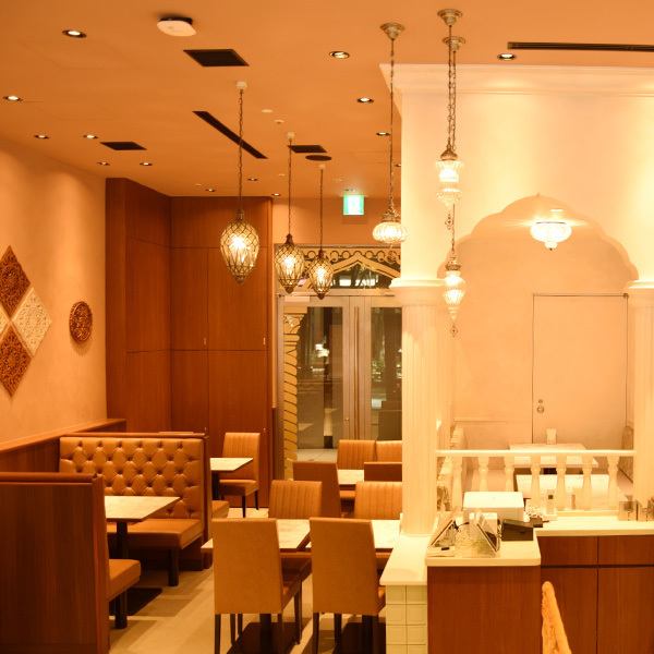 大手町フィナンシャルシティノースタワー1FにOPEN!大手町駅だけじゃなく東京駅や神田駅からも近い好立地。アジアンモダンを思わせるエスニックのインテリア。夜には落ち着いた雰囲気のエキゾチックな空間となり、お仲間との大切なひとときをお楽しみ頂けます。