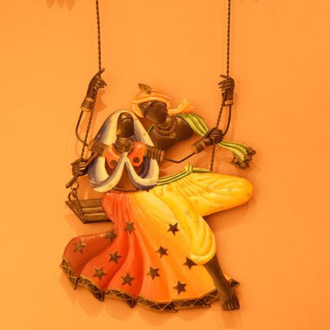 店内のあちこちにはインドの絵画や装飾品が飾られており、非日常空間を演出しております。お食事と共に、五感で楽しむひとときをお過ごしください。