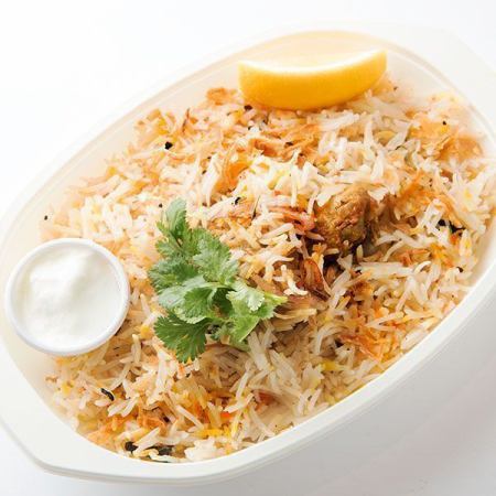 치킨 Biryani Chicken Biryani (작가 포함)Chicken Biryani (with Raita)