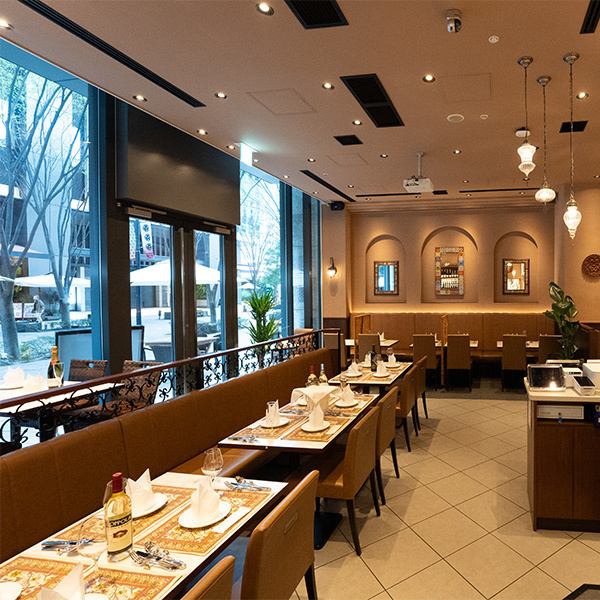 大手町フィナンシャルシティノースタワー1FにOPEN！大手町駅だけじゃなく東京駅や神田駅からも近い好立地。アジアンモダンを思わせるエスニックのインテリア。夜には落ち着いた雰囲気のエキゾチックな空間となり、お仲間との大切なひとときをお楽しみ頂けます。