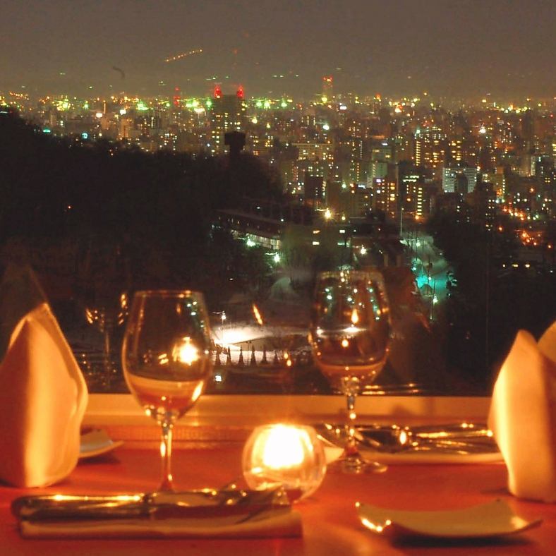 美しい夜景を眺めながらお食事をお楽しみいただけます。