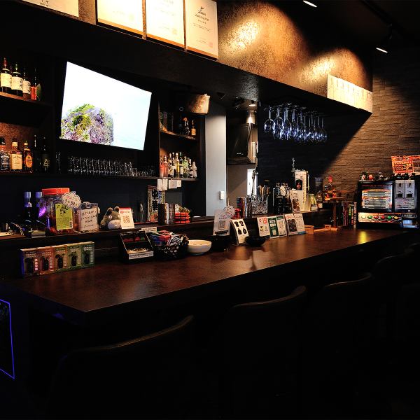 【カウンター席：5名様】当店には、居心地の良いカウンター席が5席ございます。落ち着いた店内はアットホームな雰囲気で、記念日やデートでの利用に最適です。もちろんお一人様でも大歓迎！スタッフとの会話を楽しんだり、ゆっくりお酒を味わったりと、リラックスできる空間で特別な時間をお過ごし下さい。居心地抜群です◎