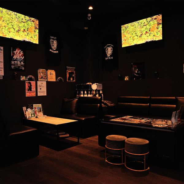 【テーブル席：4名様×2卓】店内の奥には、4名様掛けのテーブル席が2卓ございます。このお席は連結も可能で、最大8名様程度の宴会や女子会など、グループ利用にぴったりです。ダーツやカラオケで盛り上がりながら、仲間とわいわい賑やかに過ごす出会いの場としても最適です。楽しい夜はぜひ当店で！ご来店お待ちしてます！