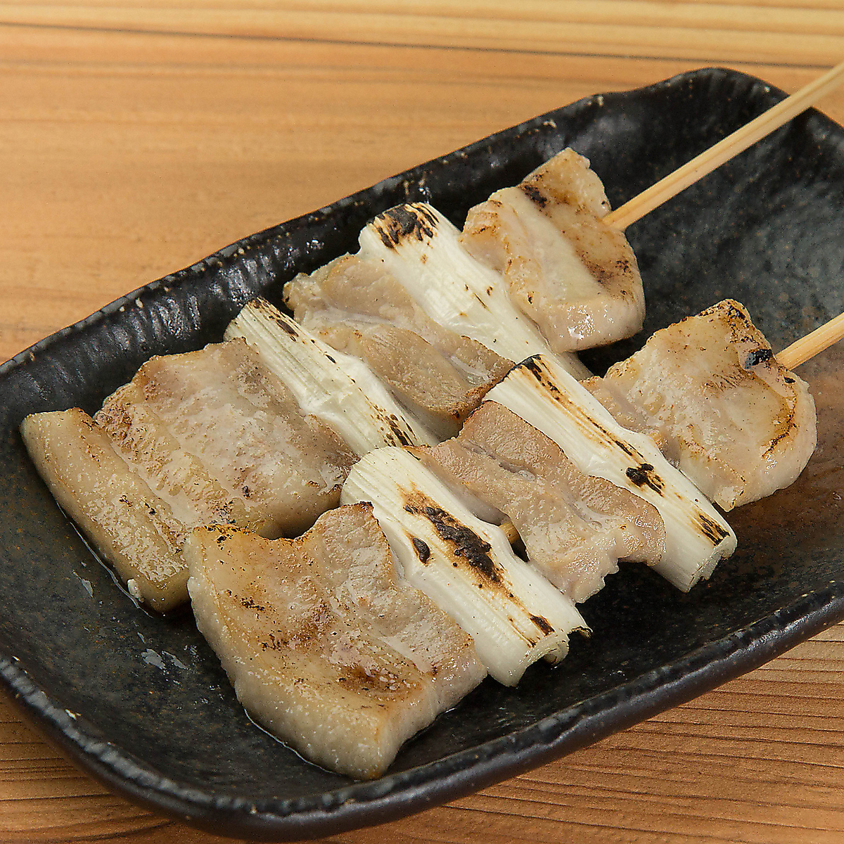 北海道産豚肉のジューシーな脂と甘みがたまらない絶品豚バラ串!
