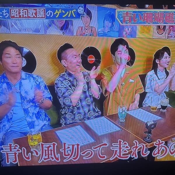 這家商店的內部裝潢吸引了媒體的關注,當你走進店內時,首先映入眼簾的是牆上那些充滿懷舊氣息的唱片。我當年崇拜的偶像,以及我反覆聆聽以至於唱片都磨損的經典專輯。店內播放的音樂充滿了能喚起青春回憶的旋律。你一定會體驗到真正的時空錯亂。