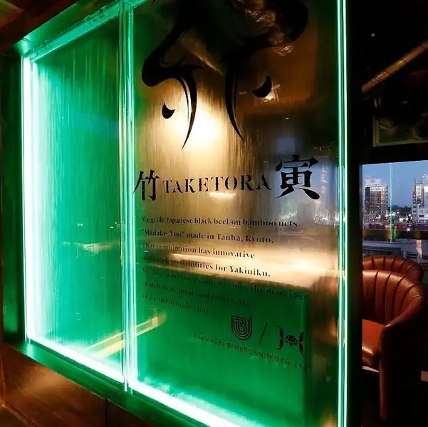 落ち着いた雰囲気の店内は木目調のインテリアが温かみを演出。カジュアルながら上質さも感じられる空間で、記念日や接待など特別なシーンにも対応可能。お祝いサプライズにも対応し、大切な時間を華やかに彩ります。落ち着いた空気の中で会話も弾み、ゆったりお過ごしいただけます。
