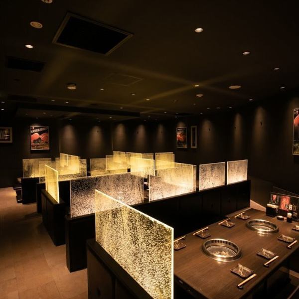 适合2人或以上 ◎ 精致而放松的空间。香槟色面板营造出优雅的氛围,让您在舒展双腿、放松身心的同时,也能感受到宁静舒适的氛围。请使用下沉式暖桌座位举办宴会,您可以在这里享用美味的烤肉。我们可以承办各种规模的聚会,从2人的小型聚会到12人的中型聚会。它也非常适合年终派对、商务招待和晚宴。