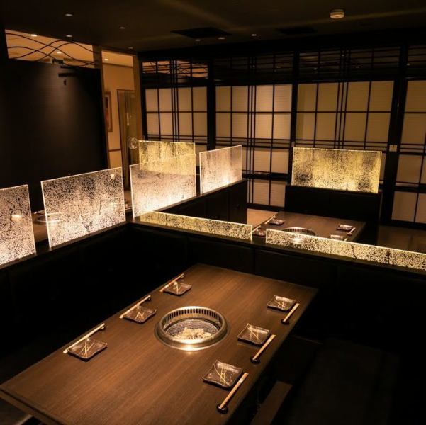 【根据人数安排座位】我们有很多桌子可供最多 6 人的小型团体使用。放下座椅之间的隔板,房间就能迅速变成一个半私密的房间,每个人都能互相看到。在这个高品质的空间里,您可以享受轻松愉快的时光,与家人朋友一起用餐和交谈,无论是举办最多可容纳 12 人的宴会或晚餐、年终派对还是家庭聚会。