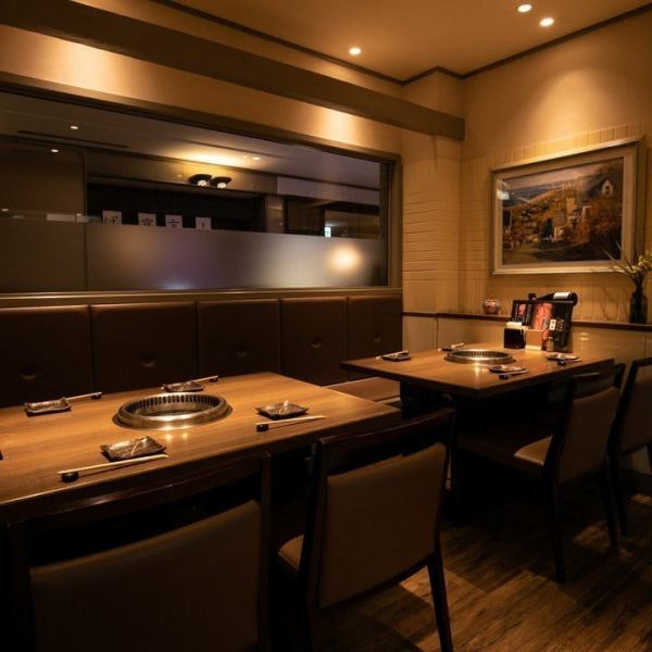 【休闲桌】我们还提供桌椅,您可以更随意地坐着,无需脱鞋。温暖舒适的地板非常适合日常使用,例如工作午餐。这里还有沙发式的包厢座位,您可以放松身心,在舒适私密的氛围中享用美味的烤肉。