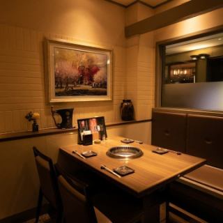 【테이블 석 / 2 ~ 8 명】 평소 사용도 부담없이! 점심 시간도 영업하고 있습니다.신발을 벗지 않고 더욱 부담없이 앉을 수 있는 테이블석도 있습니다.따뜻한 아늑한 플로어는 일 중 점심 등 평소 보내기에도 최적.