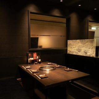 【파고고타츠석/50분까지】 샴페인 패널로 둘러싸인 우아한 분위기가 자랑.다리를 펴고 느긋하게 보낼 수 있는 파고타츠로 맛있는 야키니쿠를 즐기는 연회·접대를 개최해 주실 수 있습니다.소인원수로부터 반 개인실로서 안내가 가능 가동식 패널을 내리면 대인원수로의 연회에도 대응.플로어 전체에서 최대 50분까지의 전세도 받고 있습니다.