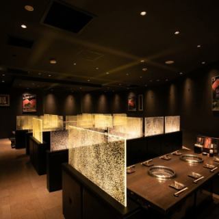 【파고고타츠석 전세/35~50분】대인원 연회도 맡겨 주세요! 파고다타석석을 전세하면 최대 50분까지 안내 가능.마이크와 스피커 설비는 무료로 대여합니다.흑모 일본소나 고베규 등 고품질의 고기를 야키니쿠・샤브샤브・스키야키로 준비.일본이 자랑하는 섬세한 미식을 아무쪼록 천천히 즐겨 주세요.