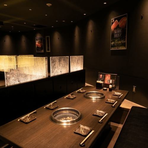 【파고고타츠 개인실】연회·음식회에서 접대까지!흑×골드의 럭셔리한 분위기.파고타츠석은 모두, 샴페인 패널로 나누어진 반개인실 공간!주위를 신경쓰지 않고 식사와 말을 즐길 수 있습니다.또, 이 패널은 가동식.대인원수로 이용할 때는 칸막이를 내리고, 인접하는 좌석을 준비하겠습니다.