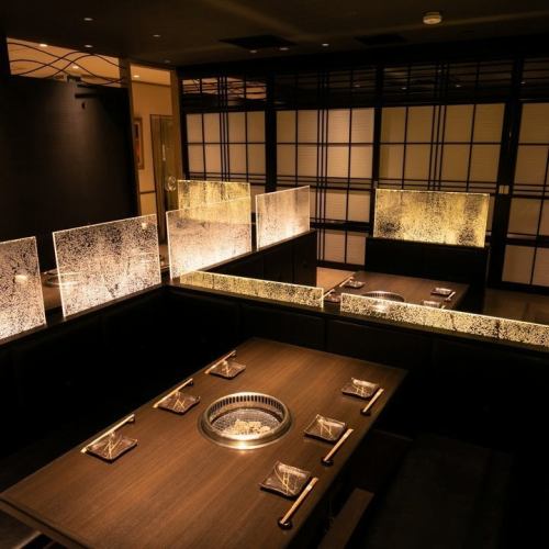 【파고타츠 반 개인실/6~12분】중규모 연회에도 ◎인원수에 맞춘 좌석을 준비합니다.6명까지의 소인원으로 정리해 앉을 수 있는 테이블을 다수 준비.좌석 사이의 패널을 낮추면 여러분이 얼굴을 맞대면서 보내실 수 있는 반개실로 바뀝니다.