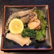 Grilled seafood set (headed shrimp, scallops, and squid)