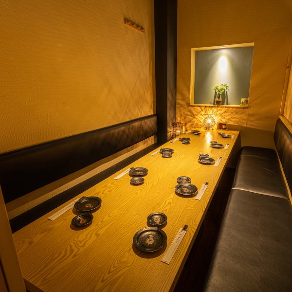 津田沼駅徒歩2分、アクセス良好◎少人数～団体様までご利用可能な扉付き完全個室を完備しております！お仲間との飲み会や会社宴会、接待、デートや女子会など、プライベートからビジネスシーンまで幅広いニーズにお応えいたします。自慢の逸品料理を詰め込んだ宴会コースは、3000円からご案内！