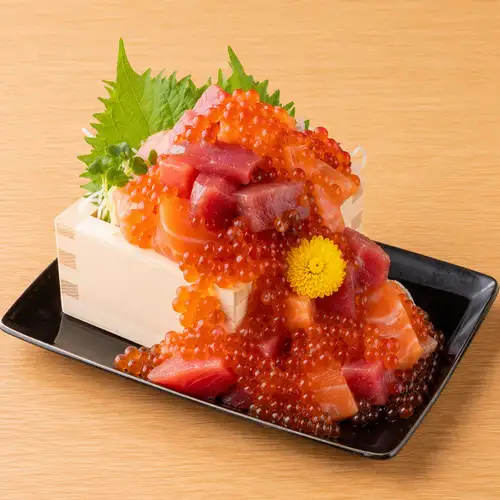 まぐろとサーモンのいくらこぼれ盛り
