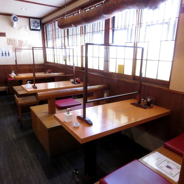 【テーブル席・掘りごたつ席完備】少人数から、大人数まで対応の掘りごたつ席とテーブル席がございます。宴会で貸切にすることもできます！事前にご予約下さい。現在はコロナ対策のため席数を減らしているため、密にはならないように心がけておりますのでご安心ください。