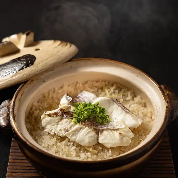 【名物土鍋ごはん】炊き立ての香りとふっくら食感を堪能!締めにぴったりの一品