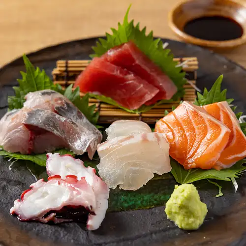 【旬魚のお造り盛り合わせ】四季折々の味覚を存分に味わえる一品◎日本酒とも好相性