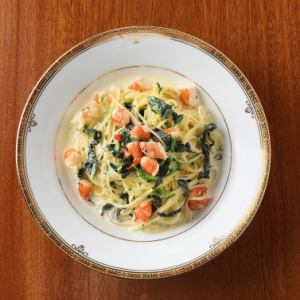 Cream pasta with shrimp and spinach