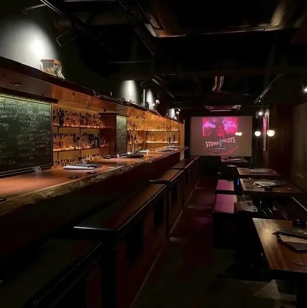 カウンターに座り、気さくな店員さんとの会話も楽しめます！仕事帰り・二次会などにも抜群です。