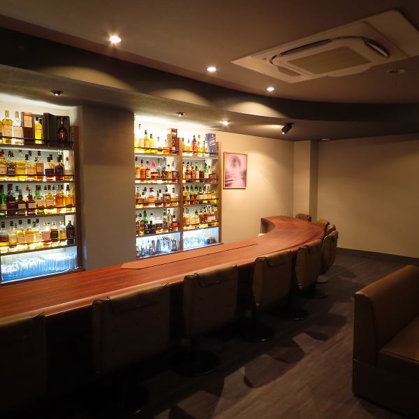 ウイスキーやカクテルの豊富な品揃えが自慢で、何度でも訪れたくなるお店です。友人や恋人と共に素敵な時間を楽しんでください♪