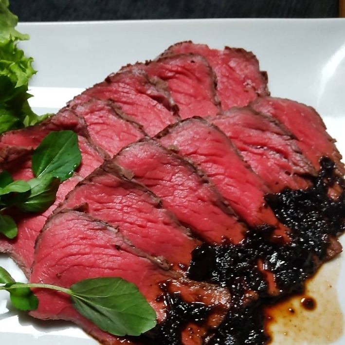 There is also a course where you can enjoy homemade roast beef cooked at a low temperature.