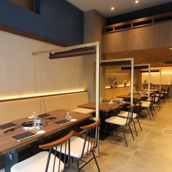 【お洒落な間接照明の温かみが調和した空間】当店のインテリアは、オレンジ色の照明を使用しており、温かみのある空間を演出。照明の柔らかな光が、お客様を優しく包み込み、心地よいひとときを提供します。広々としたお席で、ゆっくりとお寛ぎいただけるお席ですので、デートや合コン、女子会にもぴったりです♪