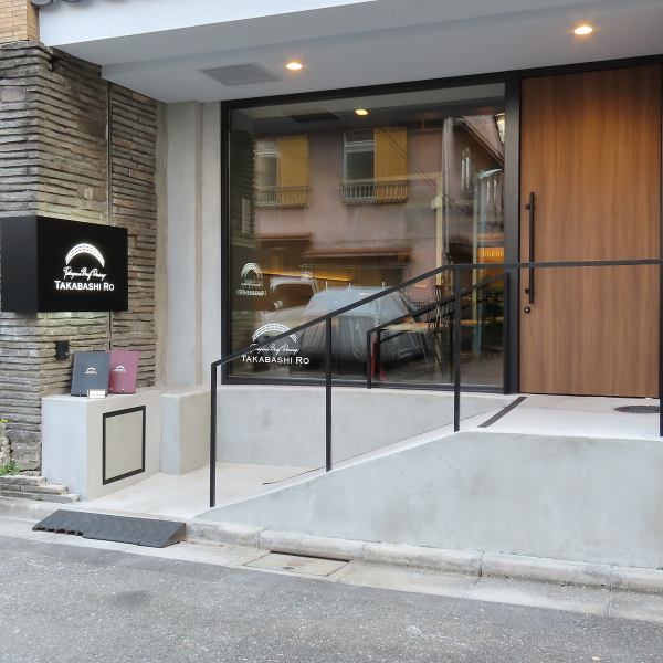 当店は都営大江戸線，東京メトロ半蔵門線清澄白河駅Ａ１出口より徒歩約4分 の好立地に位置しております。アクセスが便利で、お一人様から大人数まで幅広くご利用いただけます。大人数宴会も◎特別な場合には貸切も対応可能ですので、お気軽にご相談ください。美味しい料理と共に、素敵な時間をお楽しみください。