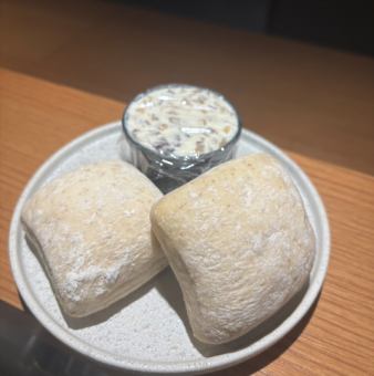 いぶりがっこ入りクリームチーズライ麦パン添え