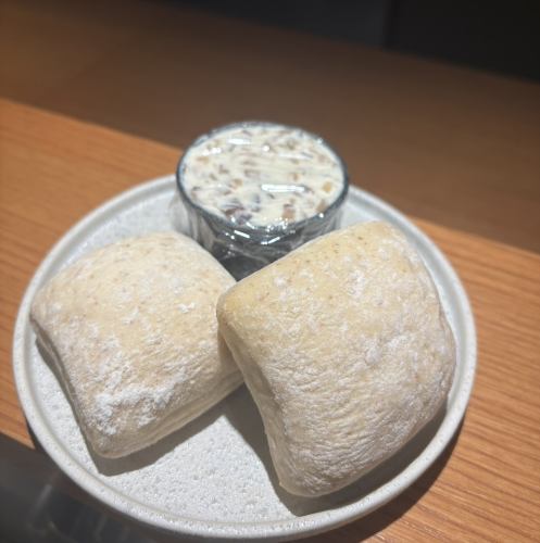 いぶりがっこ入りクリームチーズライ麦パン添え