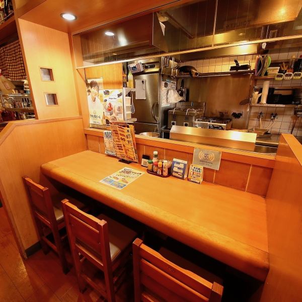 【カウンター席完備！】お仕事終わりのサク飲み・休日の晩酌に大人気のお席。お一人様でのご来店にも同僚との語り合いにもオススメ◎