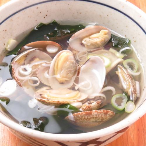 Clams and wakame seaweed steamed in sake