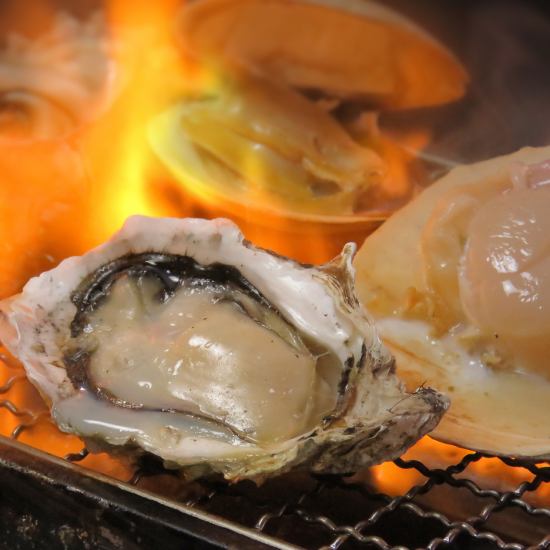 享用當面烤的大牡蠣和扇貝☆濱燒式！