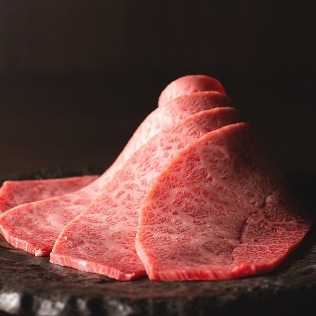 从关内站步行9分钟，享受著名的Chateaubriand和特别的舌头。所有座位都可以吸烟