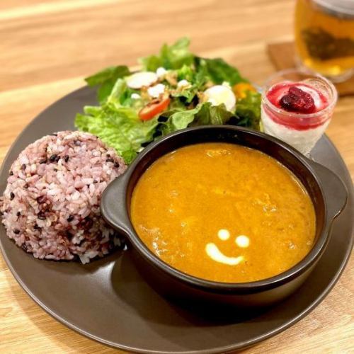 【ランチも充実】自家製バターチキンカレー