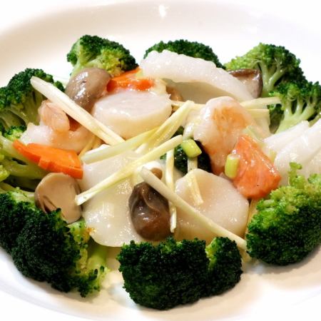 季節野菜と海鮮三種の炒め物/季節野菜と貝柱の炒め物