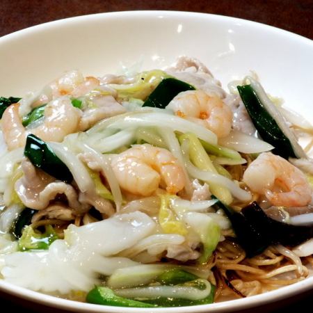 Cantonese-style seafood fried noodles/oyster and mushroom fried noodles (seasonal dish)