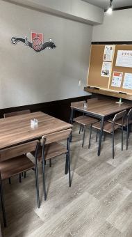【テーブル席】4名様でご利用いただけるテーブル席をご用意◎使い勝手の良いお席となっておりますので、ご家族でのお集まりなど、様々なシーンでご利用いただけます。