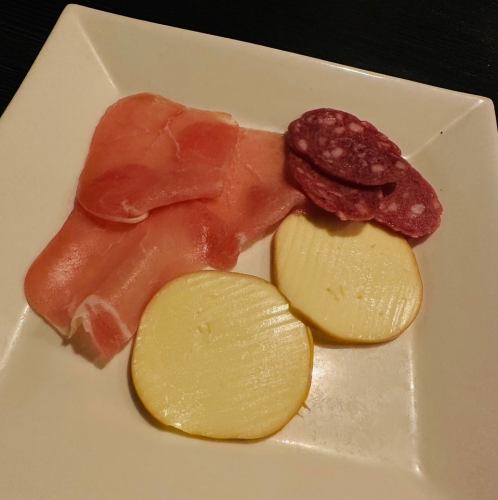 生ハム・サラミ・スモークチーズの盛り合わせ