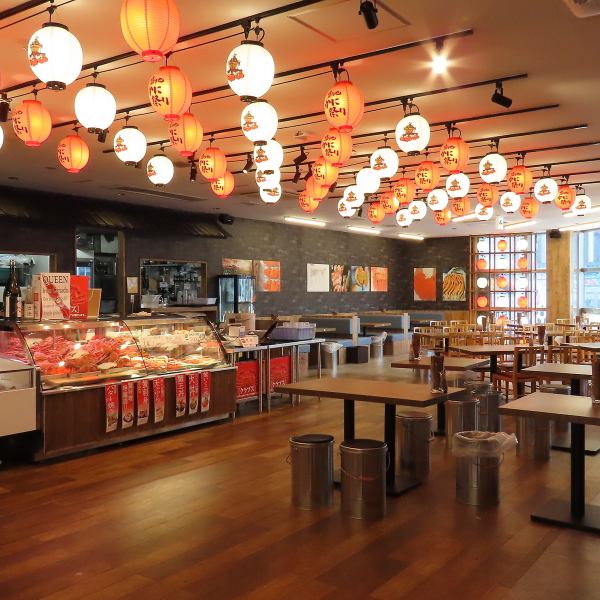 【お祭りのような空間】店内は、お祭りをコンセプトに温かく楽しい雰囲気が広がっています。席間隔も広く、ゆったりとお食事ができる広々とした店内で思う存分お楽しみくださいませ！