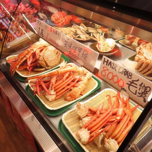 【食べたカニをお土産に♪】先ほどまで食べていたカニをショーケースから購入し、お持ち帰りや宅配便で配送することも可能です。信頼できる味を是非ご自宅でも！観光帰りの際は是非当店へ！！