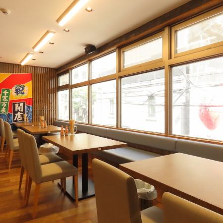ゆったりとお食事を楽しめるテーブル席。10名様以上のご利用も可能です。