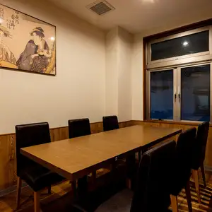 최대 10명까지 이용하실 수 있는 개인실을 1실 준비하고 있습니다.완전 개인실이므로 접대와 소중한 분과의 식사, 친구와의 식사 등에 이용하십시오.고급 요리와 호화로운 공간에서 지극히 한때를 보내주십시오.