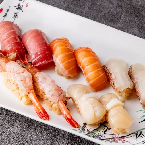 “Kaisai套餐”提供7道菜的休闲海鲜餐，包括雪蟹和6件寿司，原价4000日元，现降至3000日元。