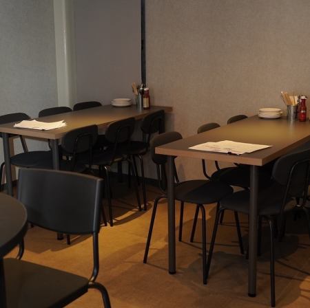 【4名掛けのテーブル席】少人数でゆったりとお食事を楽しみたい方にぴったりの落ち着いた空間です。友人同士での食事会やご家族での利用に最適で、会話を楽しみながらゆっくりと過ごせます。シンプルで使いやすいレイアウトのため、初めての方でも気軽にご利用いただける席タイプです。