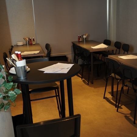 【2名様向けハイカウンター席】カジュアルに食事やドリンクを楽しめる、コンパクトで使い勝手の良いハイカウンター。友人同士はもちろん、カップルでのご利用にもぴったりです。周囲を気にせず“さっと食事”をしたい時や“軽く一杯”楽しみたい時にも最適。短時間の利用にも便利な、気軽に立ち寄れる席タイプです。