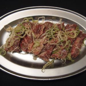 [Salt] Skirt steak with garlic, green onions, and salt