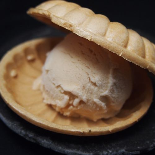 Soybean flour ice cream monaka